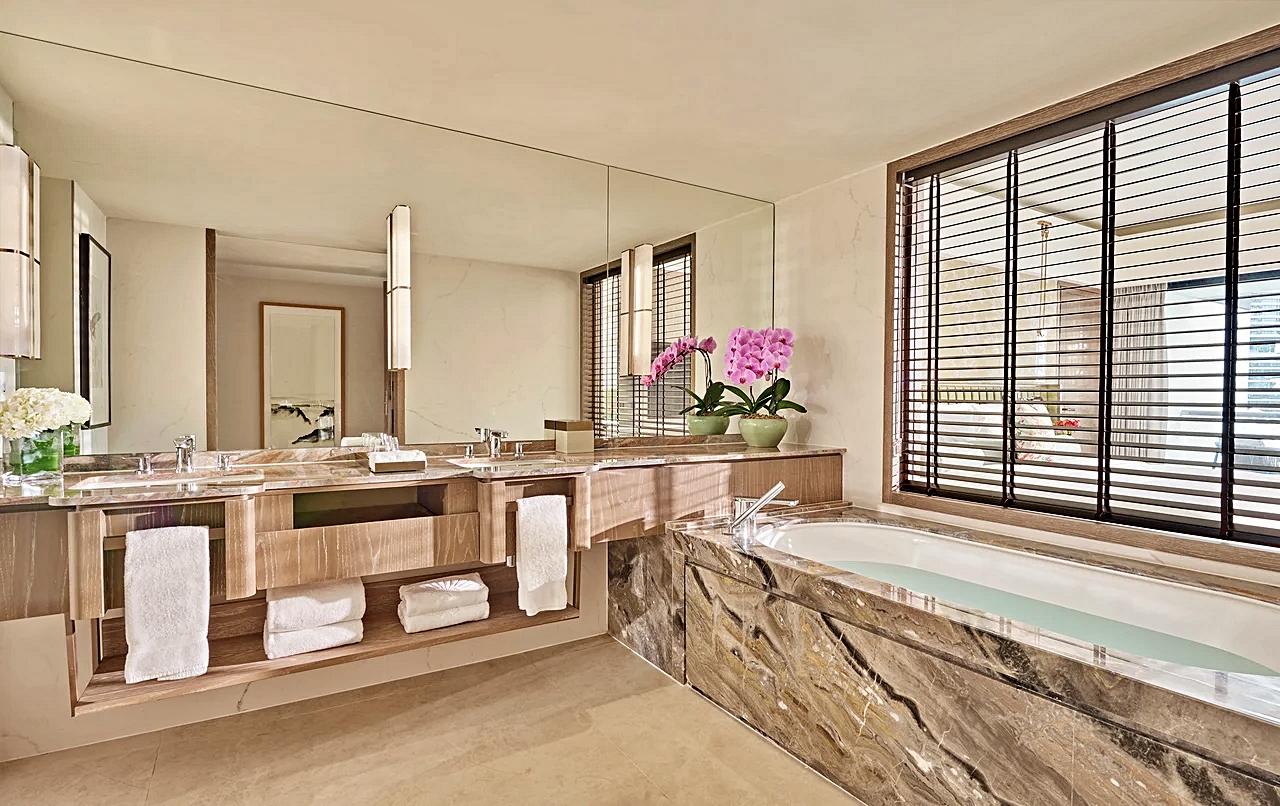 포 베드룸 레지덴셜 스위트 위드 발코니